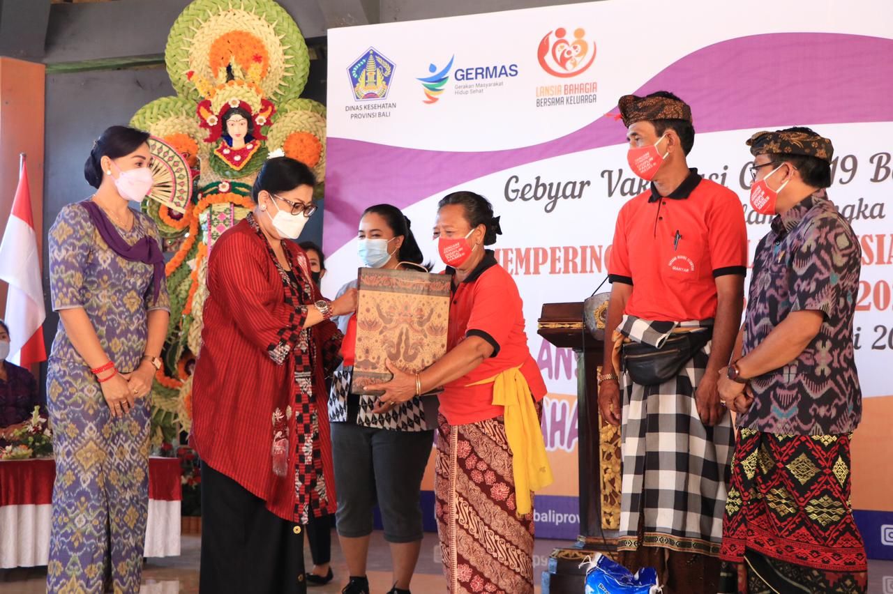 podiumnews.com-Peringati Hari Lansia Nasional, Ketua PKK Bali Tinjau Vaksinasi Lansia di Gianyar